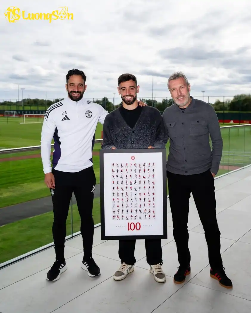 Đội trưởng MU và món quà từ ban lãnh đạo đội bóng. (Ảnh: Instagram) Đội trưởng MU và món quà từ ban lãnh đạo đội bóng. (Ảnh: Instagram)