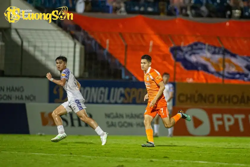 Vadim Nguyễn (bên phải) đang có những màn trình diễn tốt trong màu áo SHB Đà Nẵng. Ảnh: CLB Vadim Nguyễn (bên phải) đang có những màn trình diễn tốt trong màu áo SHB Đà Nẵng