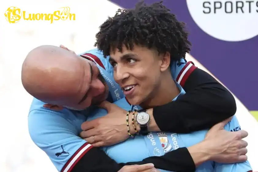 Lewis được đôn lên đội một trong mùa giải lịch sử 2022/23 (Ảnh: GOAL). Lewis được đôn lên đội một trong mùa giải lịch sử 2022/23