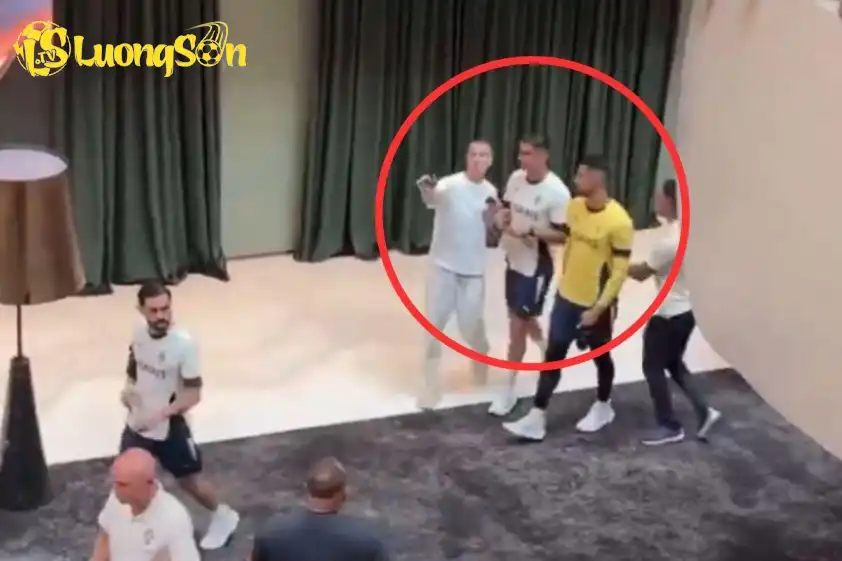 Một người hâm mộ đã cố gắng chụp ảnh tự sướng với Cristiano Ronaldo tại khách sạn của đội tuyển Bồ Đào Nha (Ảnh: Daily Mail). Một người hâm mộ đã cố gắng chụp ảnh tự sướng với Cristiano Ronaldo tại khách sạn của đội tuyển Bồ Đào Nha