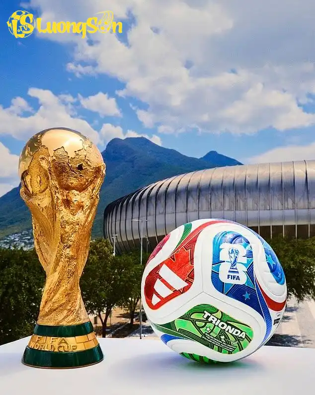 Adidas giới thiệu quả bóng mới tại World Cup. (Ảnh: Daily Mail) Adidas giới thiệu quả bóng mới tại World Cup.