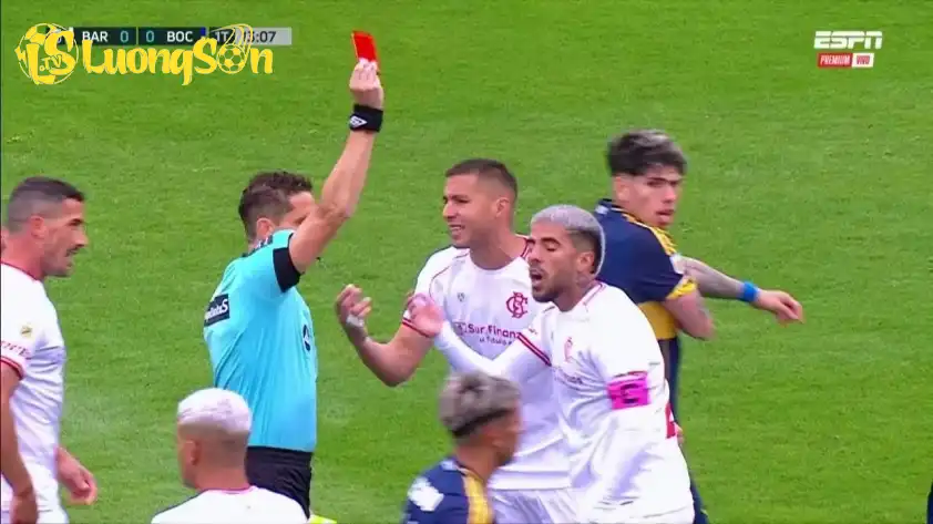 Tình huống nhận thẻ đỏ của Tapia (mang băng đội trưởng). (Ảnh: ESPN) Tình huống nhận thẻ đỏ của Tapia (mang băng đội trưởng).