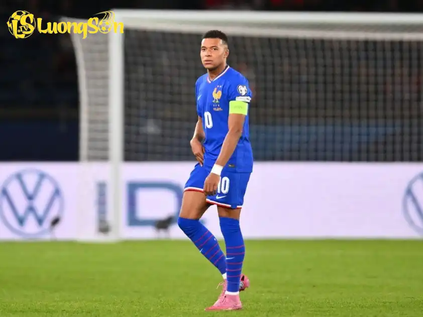 Mbappe bỏ ngỏ khả năng ra sân thi đấu sau khi phải rời sân vì chấn thương ở trận đấu với Azerbaijan (Ảnh: Goal) Mbappe bỏ ngỏ khả năng ra sân thi đấu sau khi phải rời sân vì chấn thương ở trận đấu với Azerbaijan