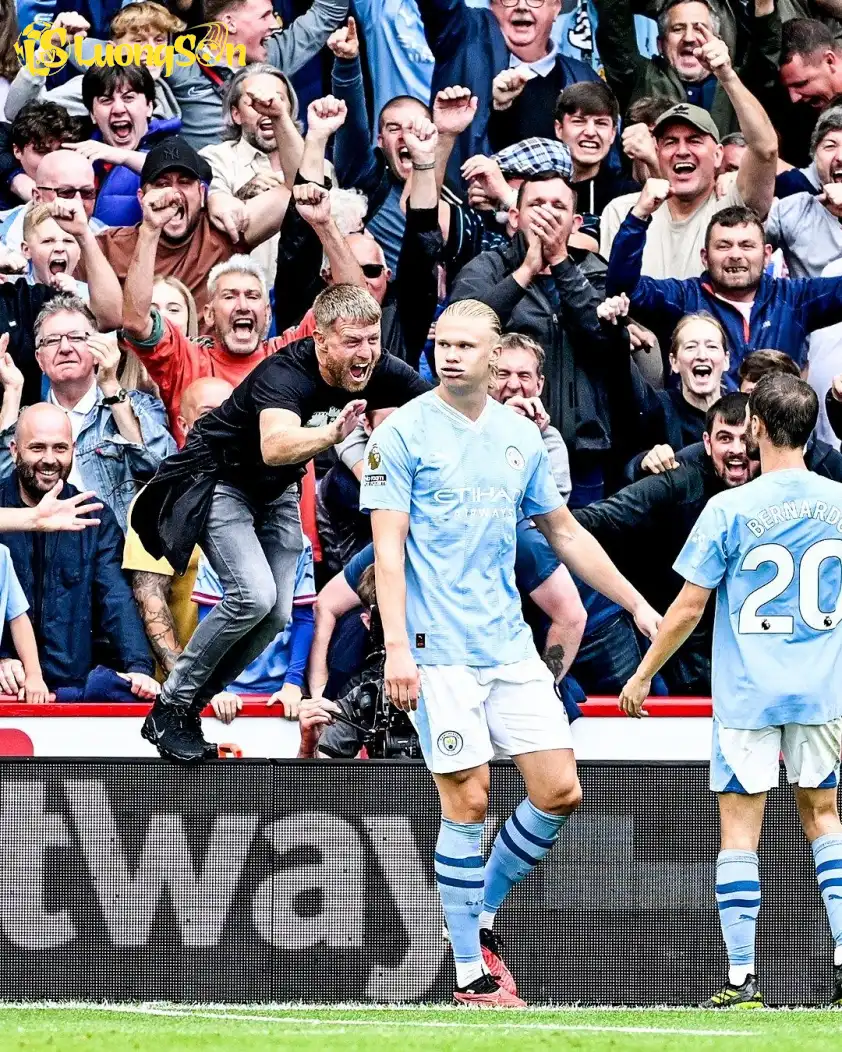 CĐV Man City hẳn rất vui trước quyết định trên. (Ảnh: jhu__nea__) CĐV Man City hẳn rất vui trước quyết định trên.