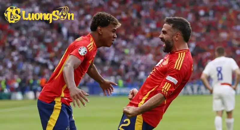 Carvajal (phải) sẽ nói chuyện với Yamal - người đàn em và là đồng đội ở ĐT Tây Ban Nha - Ảnh: @TouchlineX Carvajal (phải) sẽ nói chuyện với Yamal - người đàn em và là đồng đội ở ĐT Tây Ban Nha