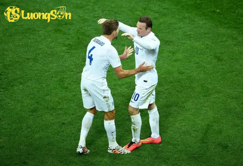 Gerrard và Rooney trong màu áo đội tuyển Anh Gerrard và Rooney trong màu áo đội tuyển Anh