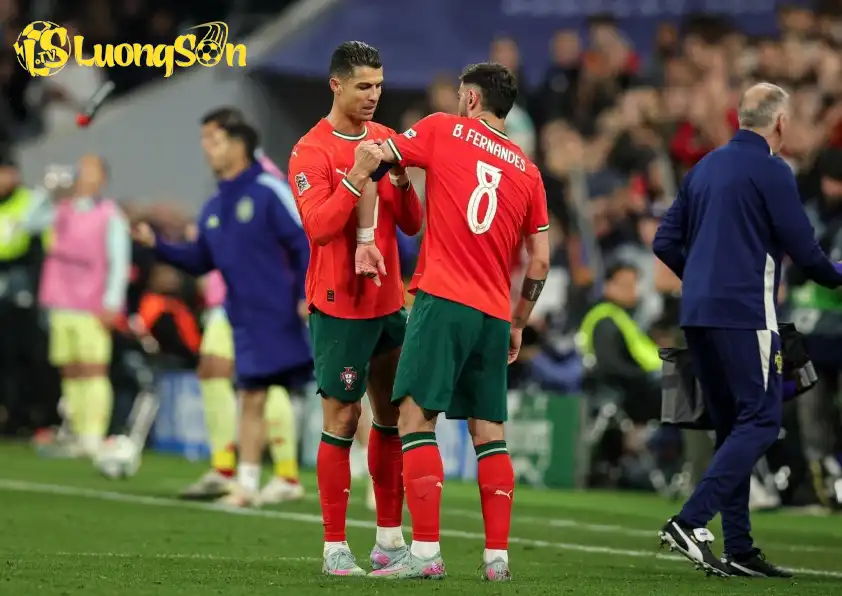 Bruno đang dần kế thừa thủ lĩnh tinh thần của Ronaldo tại ĐT Bồ Đào Nha (Ảnh: X). Bruno đang dần kế thừa thủ lĩnh tinh thần của Ronaldo tại ĐT Bồ Đào Nha