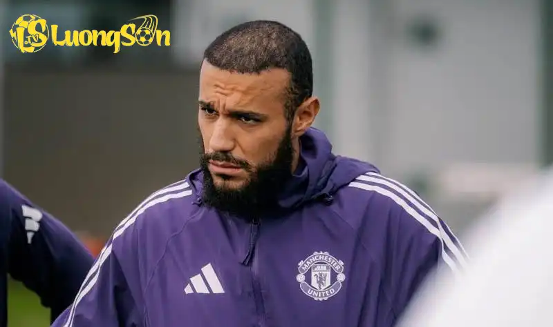 Mazraoui được đánh giá cao hơn Dalot - Ảnh: @centredevils   Mazraoui được đánh giá cao hơn Dalot