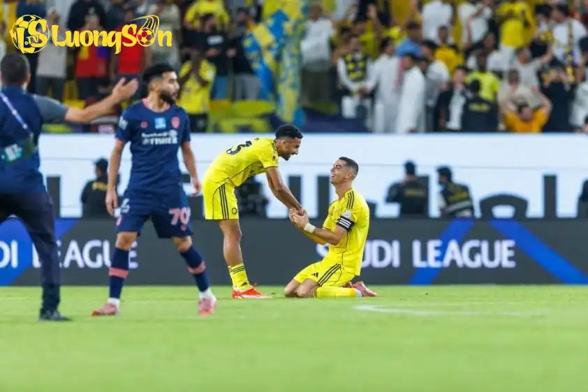 Ronaldo ghi bàn từ chấm phạt đền ở những phút cuối, ấn định chiến thắng 2-1 cho Al-Nassr trước Al-Feiha.
