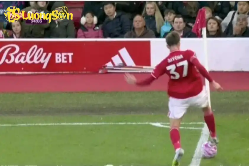 Man Utd được hưởng quả phạt góc gây tranh cãi trước Nottingham Forest